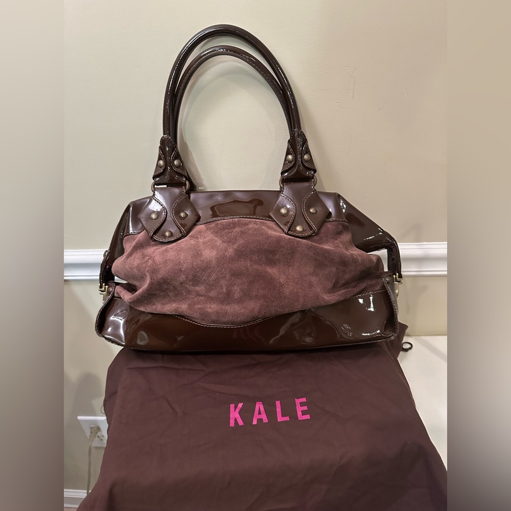 Kale brown suede/brown patent leather shoulder bag.